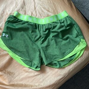 Under armor size large Shorts with pockets